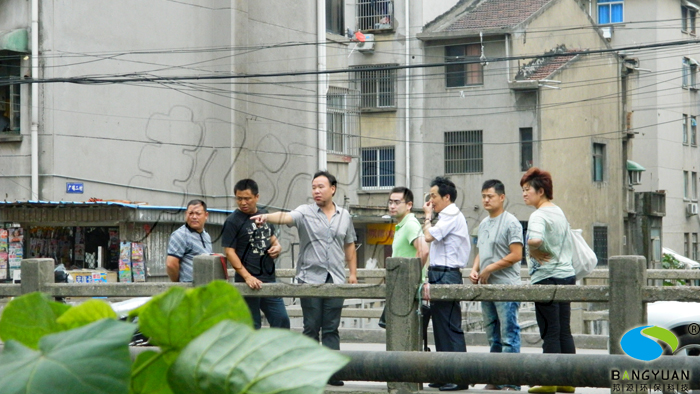 邦源环保技术部经理施怀荣给相关领导讲解人工生态浮岛对水体的净化